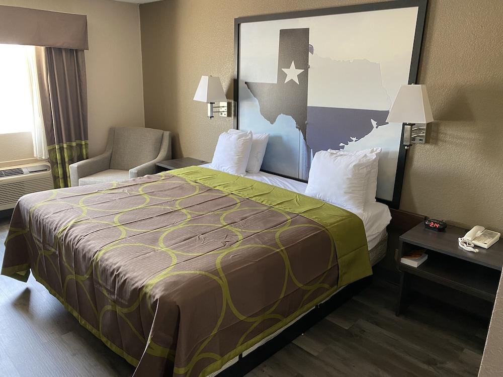 Super 8 by Wyndham Gainesville TX