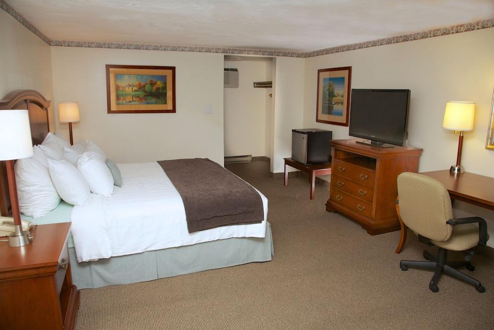 Holiday Hill Inn & Suites