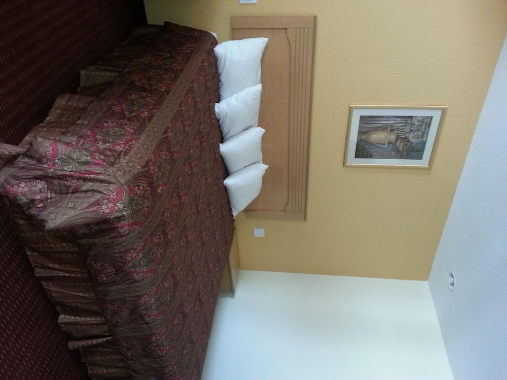 Scottish Inn & Suites