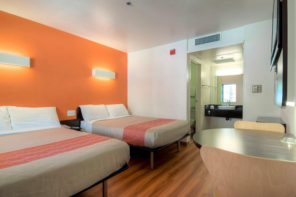 Motel 6 Palm Springs, CA - Downtown