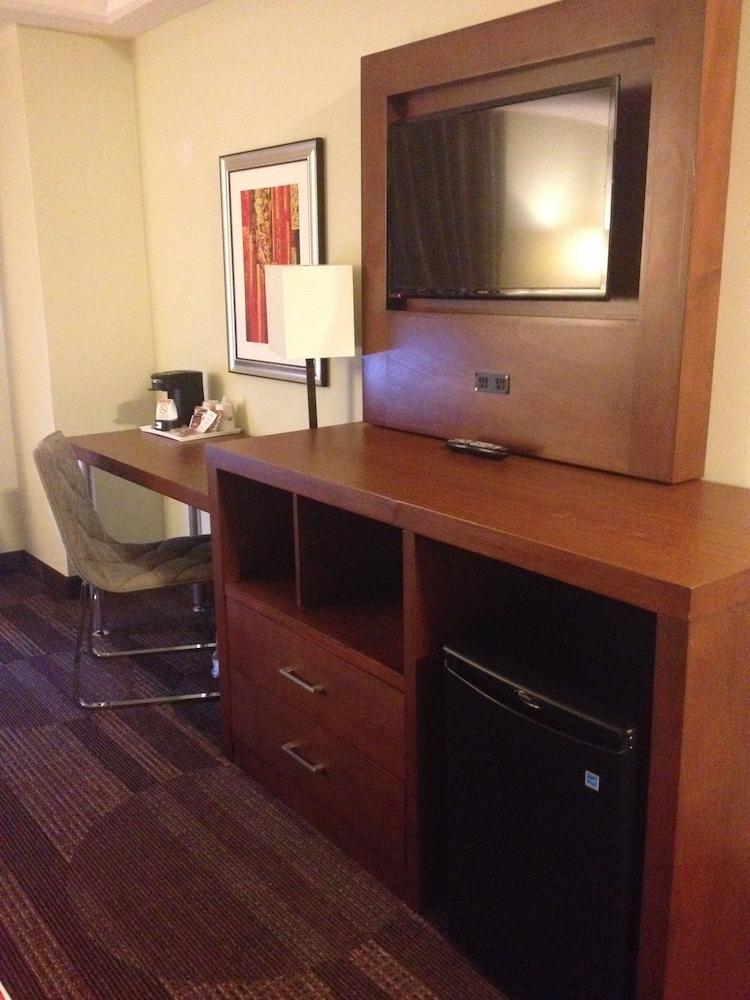 Bedfort Inn & Suites