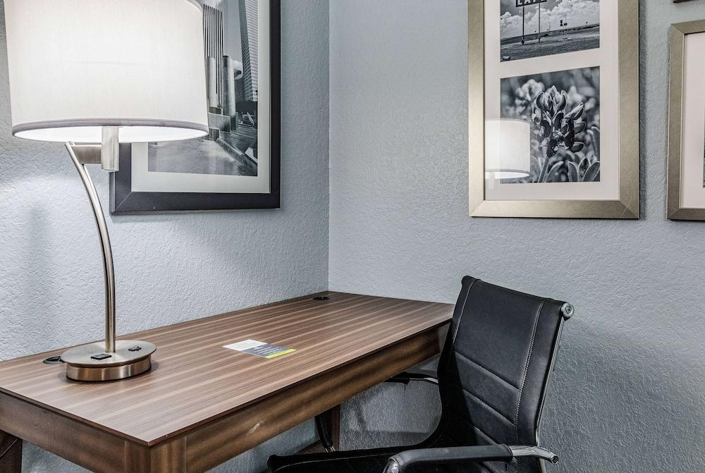 La Quinta Inn & Suites by Wyndham Tomball