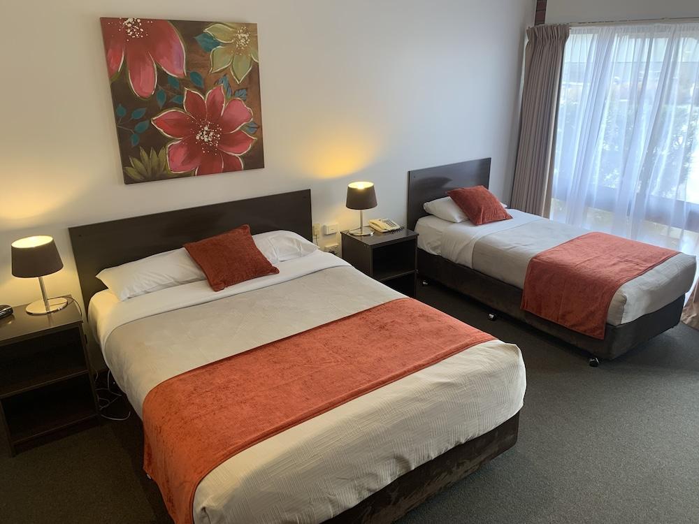 Ploughmans Motor Inn