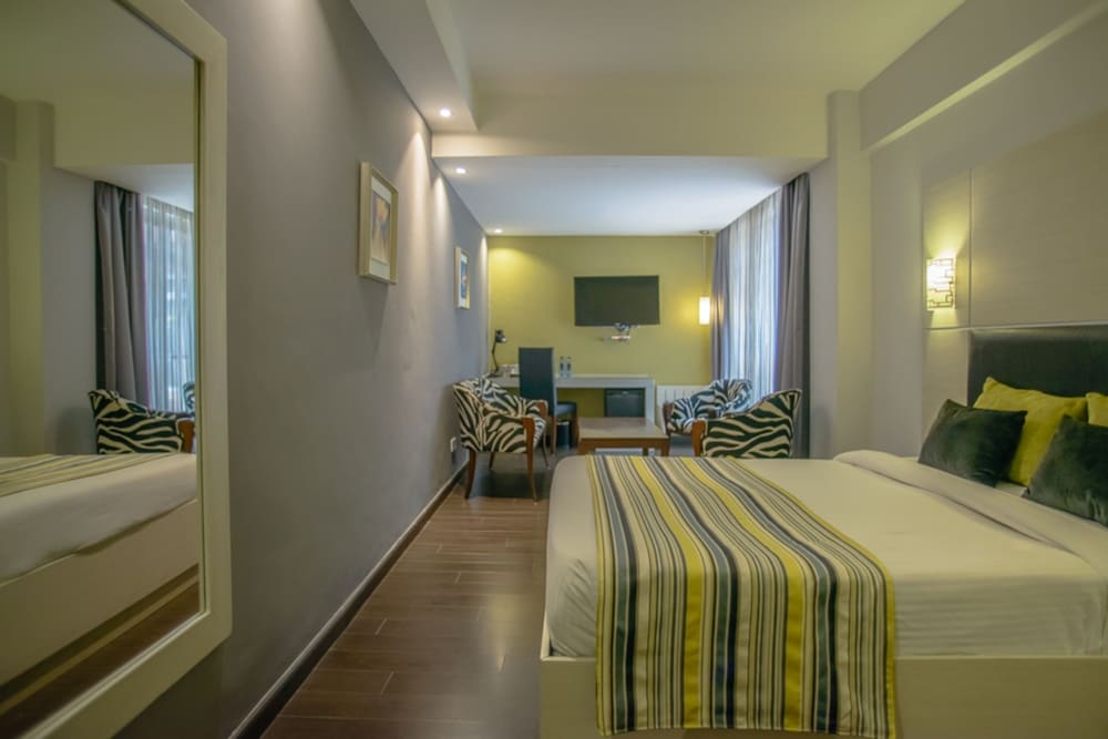 Cloud Hotel & Suites