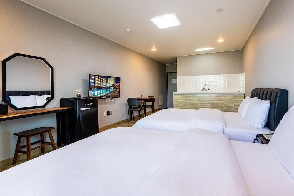 Spring and Autumn Hotel & Resort