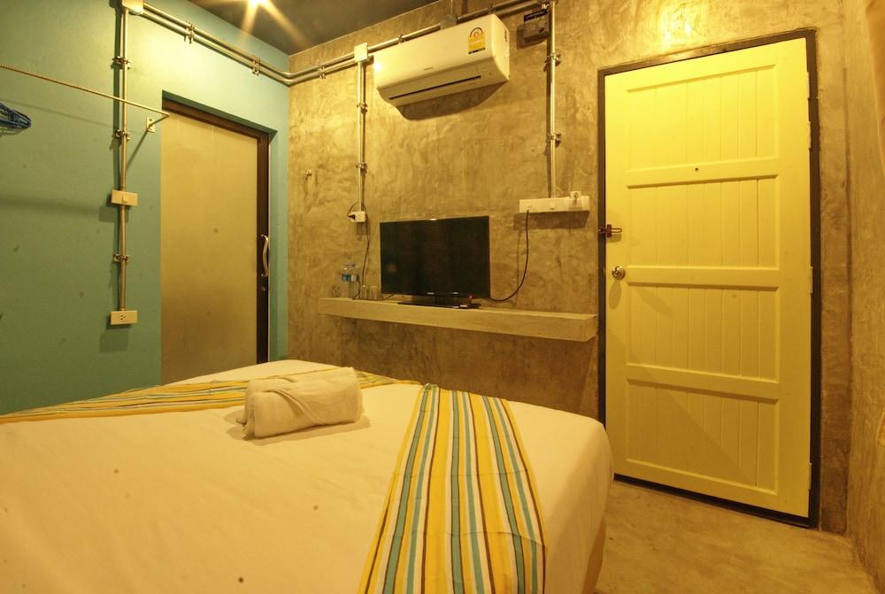 Seabox Khaolak Hostel