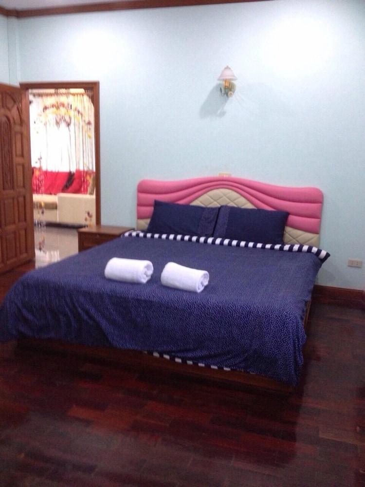 Baan Rim Lay Lipa Noi