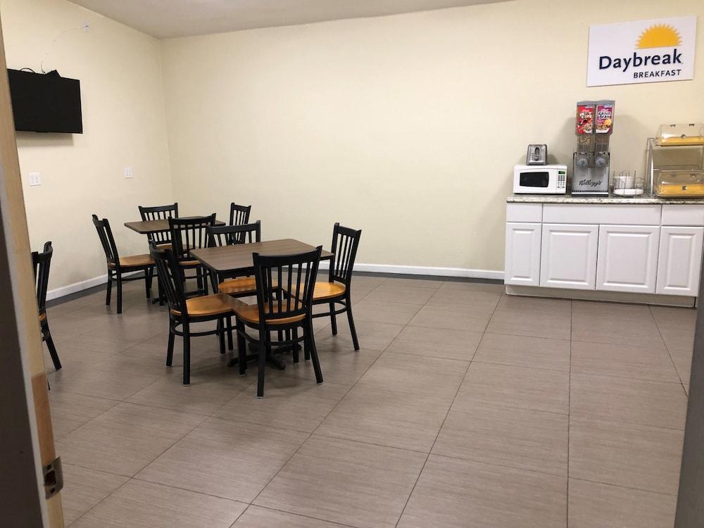 Days Inn by Wyndham Brawley