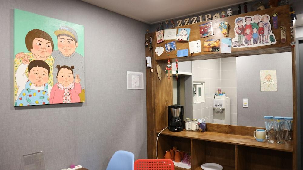 Zzzip Guest House - Hostel