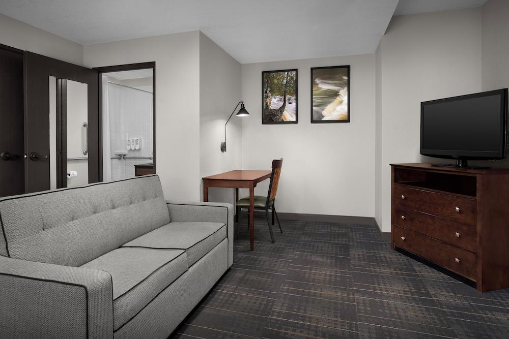 The Suites Hotel at Waterfront Plaza