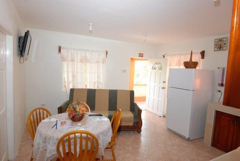 J&G's Tropical Apartments