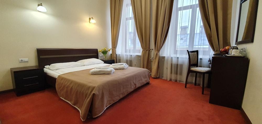 Solo on Nevsky Prospekt