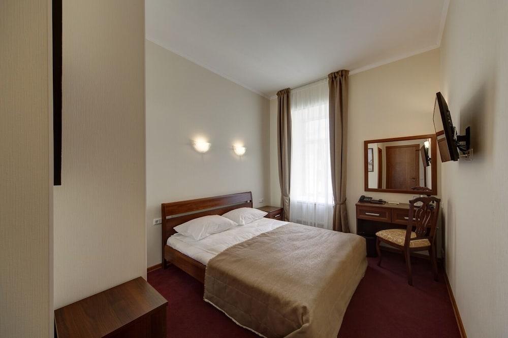 Solo on Nevsky Prospekt