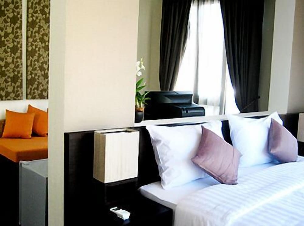 296 The Radtanaiya Residence