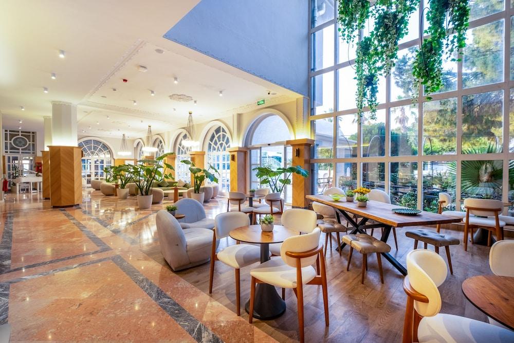 Rose Garden Premium Hotel