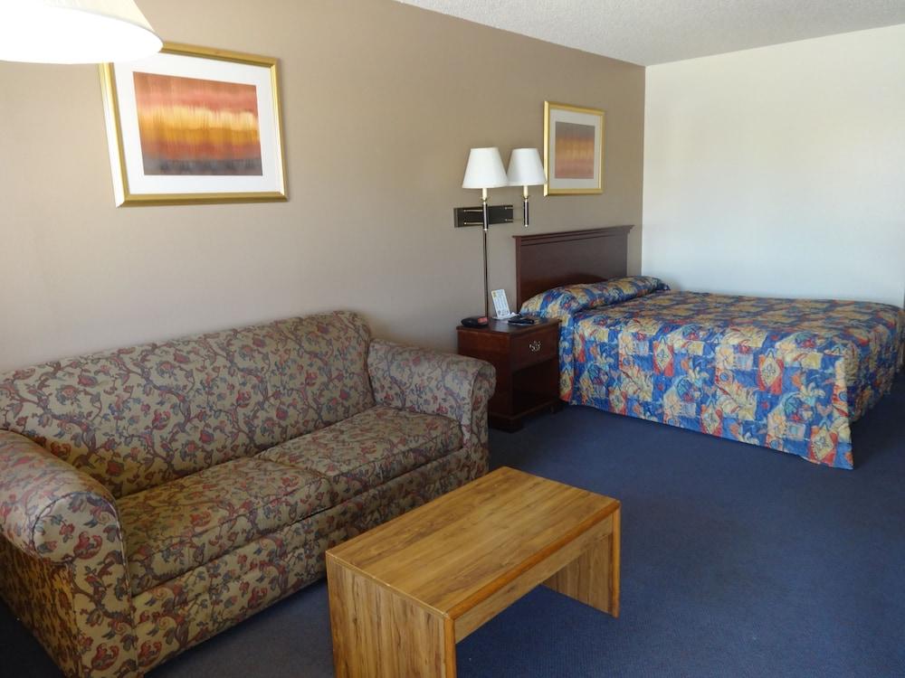 National 9 Inn Garden City