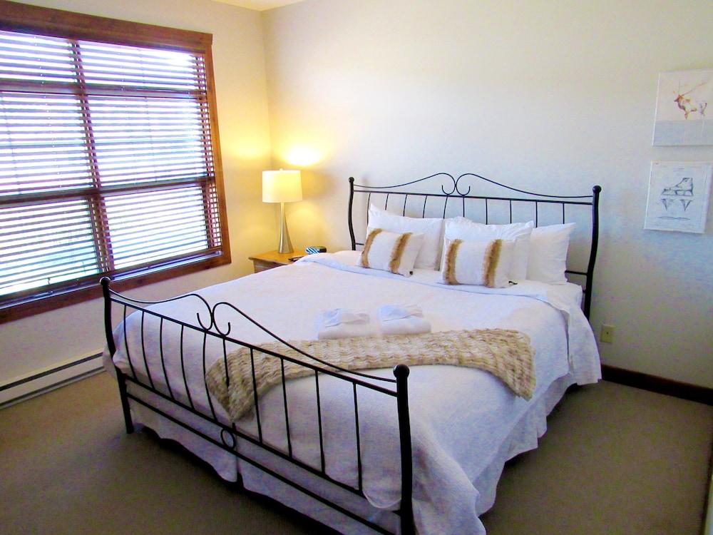 Tremblant les Eaux by Location ADP Tremblant