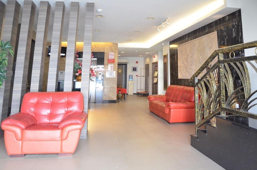 Super OYO 985 Hotel Nur