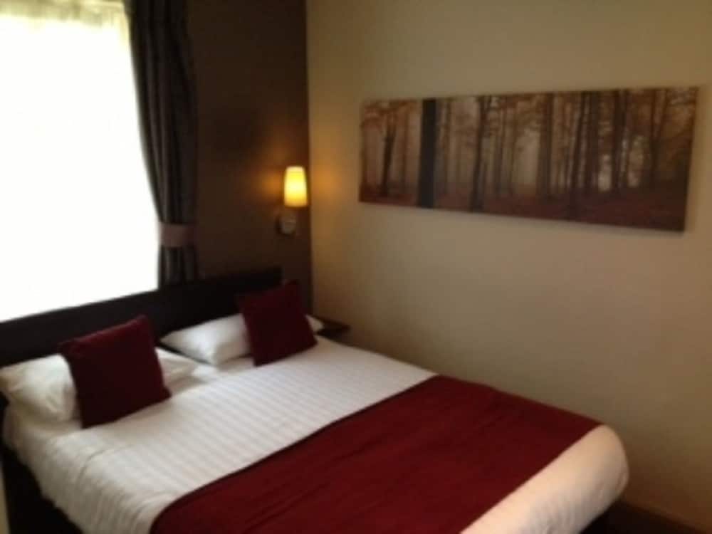 The Spyglass and Kettle By Greene King Inns