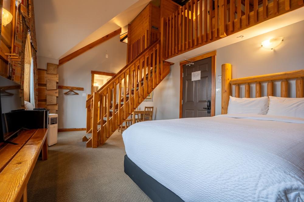 Basecamp Lodge Golden