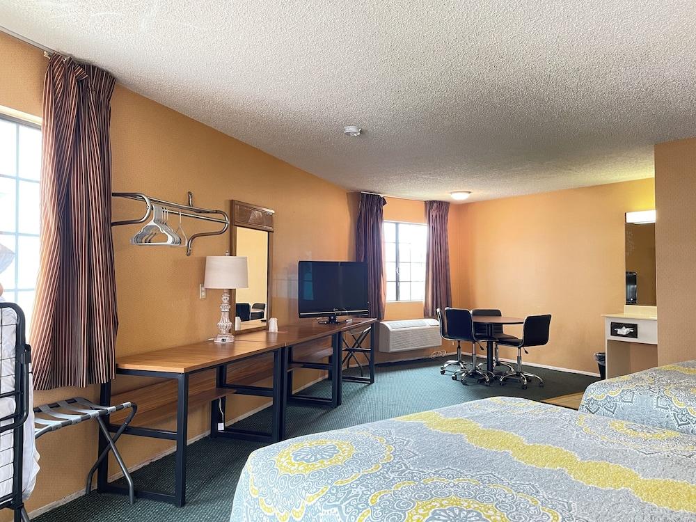 Hollywood La Brea Inn