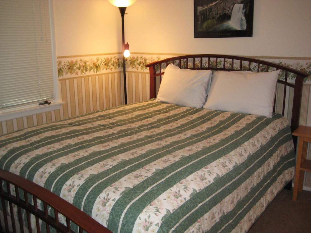 Chateau Sans Nom by Mammoth Reservation Bureau