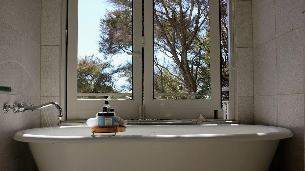 970 Lonely Bay Lodge