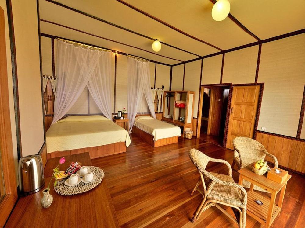 Shwe Inn Tha Floating Resort Hotel