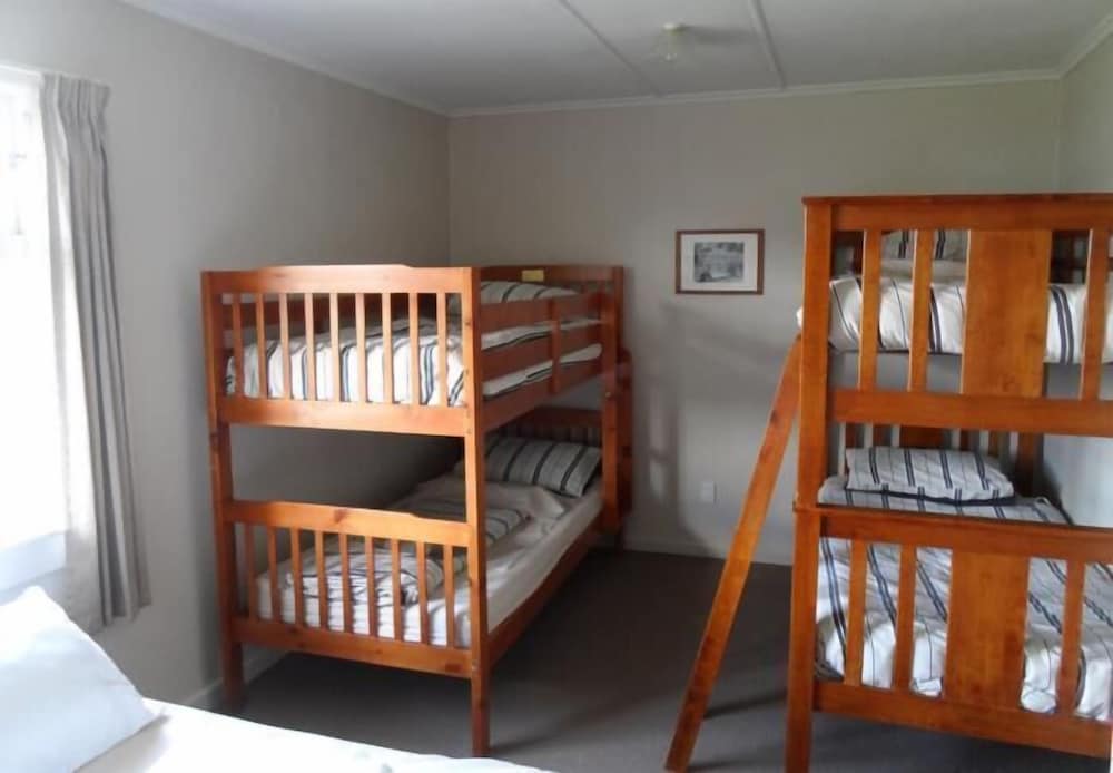 Lake Maraetai Lodge - Hostel
