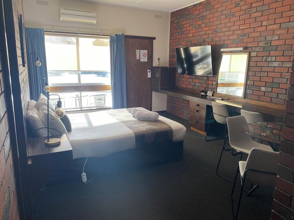 Hi Way Eight Motor Inn