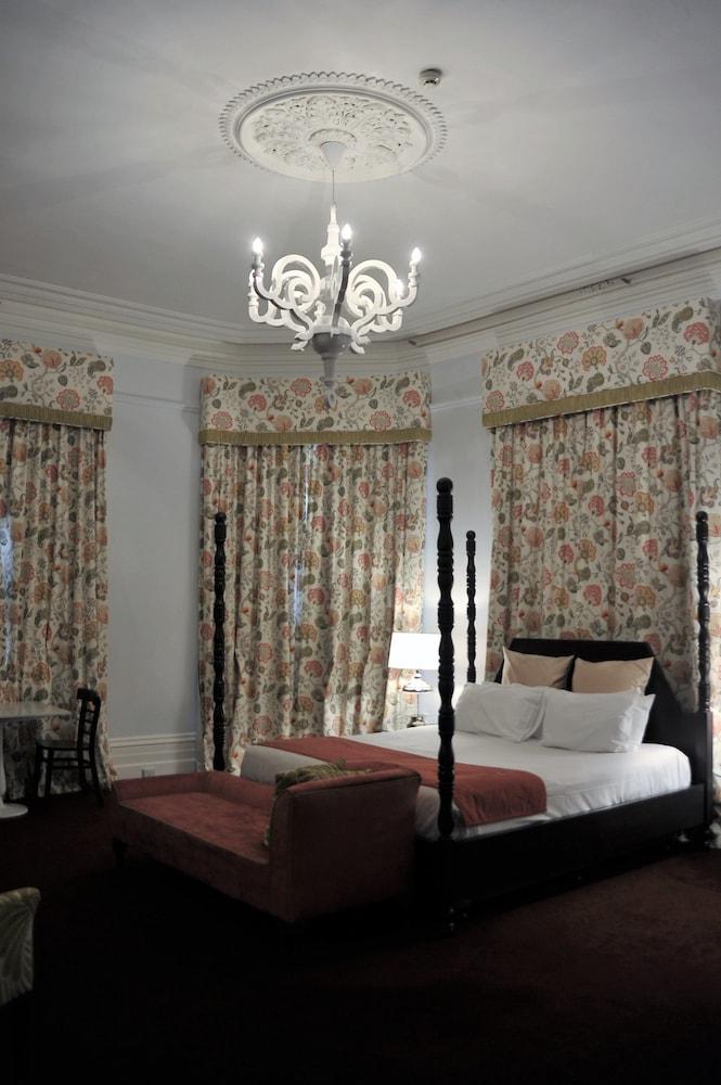 Largs Pier Hotel Motel