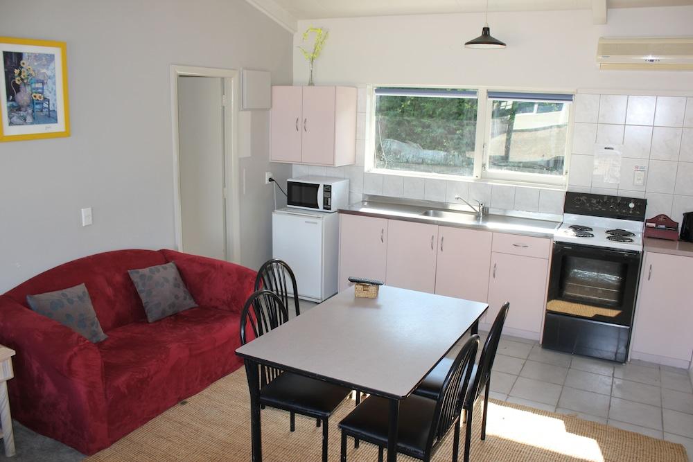 Jack & Di's Lakefront Motel