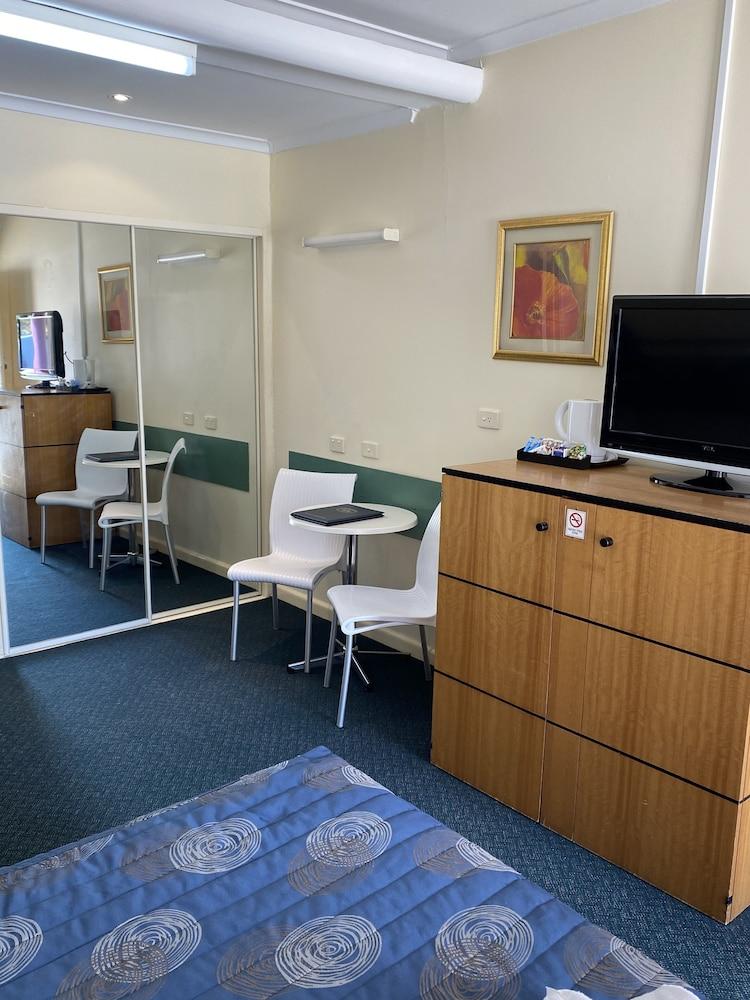 Paddle Steamer Motel