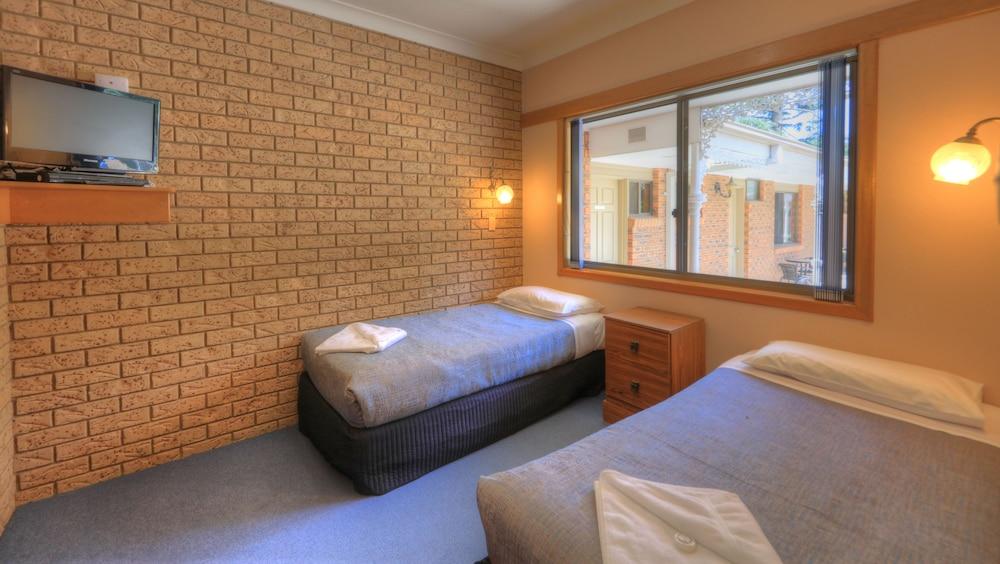 Barrass's John Bright Motor Inn