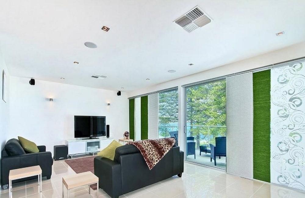 Breeze Beachfront Apartments