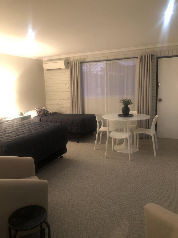 Estelle Kramer Motor Inn