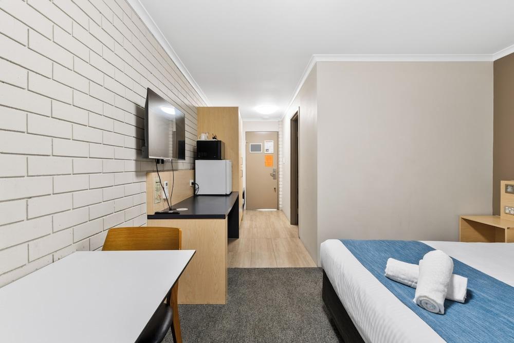 Morayfield Tavern & Motel