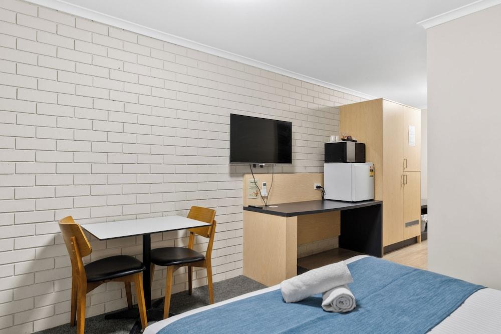 Morayfield Tavern & Motel