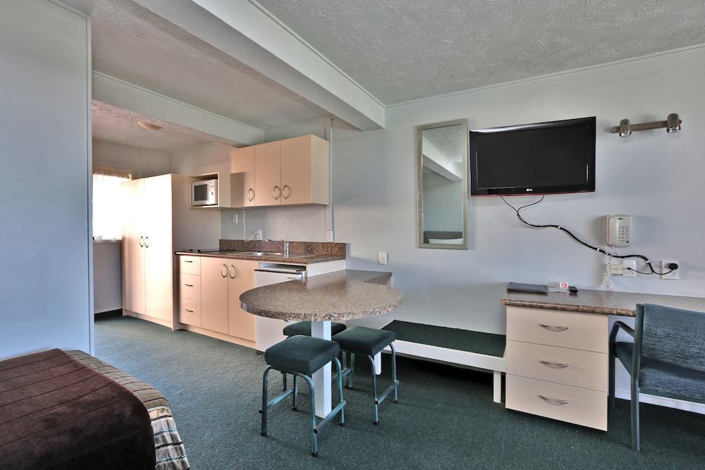 Edgewater Motor Lodge