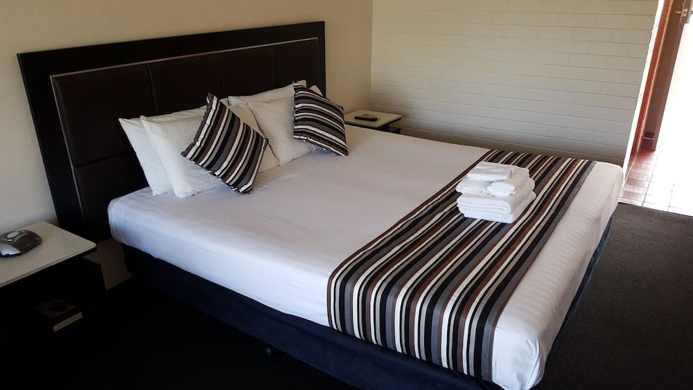 Hibiscus Lakeside Motel