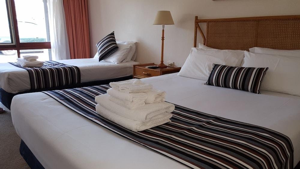 Hibiscus Lakeside Motel