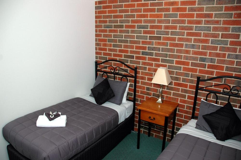 Poachers Paradise Motel