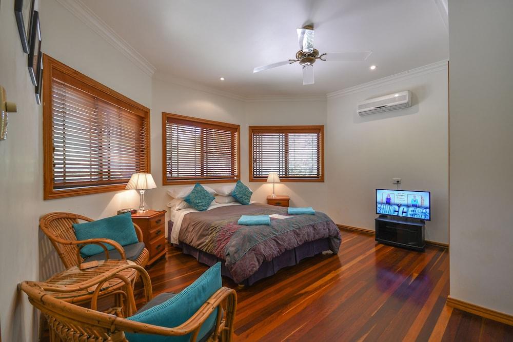 Hibiscus Lodge Bed & Breakfast