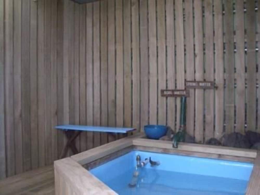 Utuhina Hot Springs Lodge