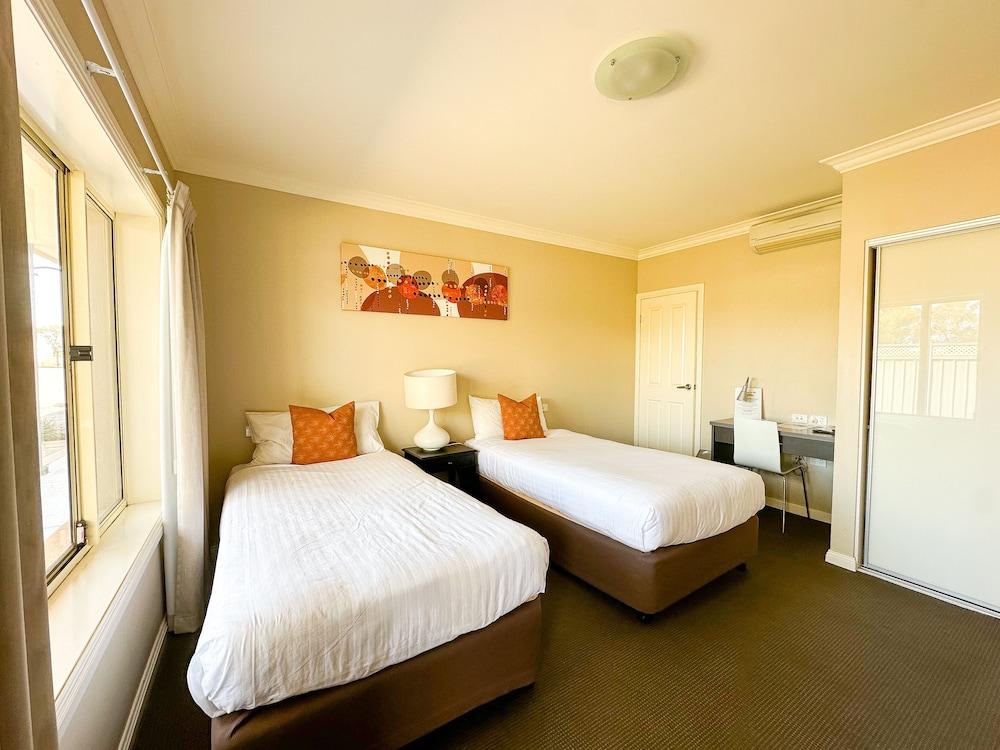 Sundowner Motel Hotel