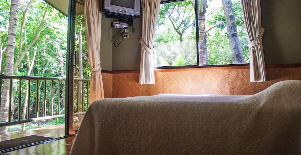 Puerto Barillas Marina & Lodge