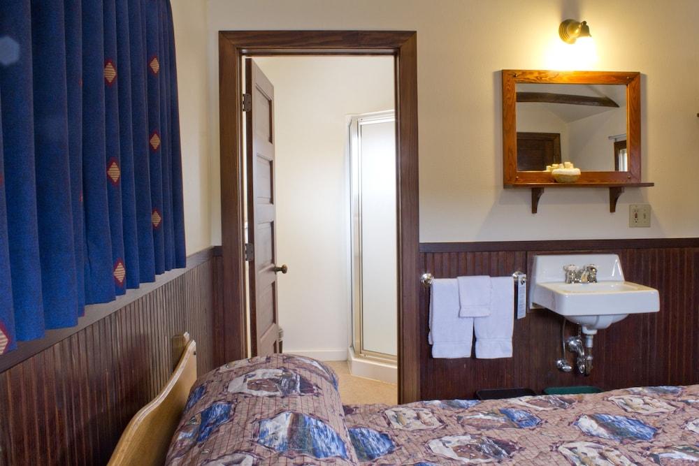 Lake Lodge Cabins - Inside the Park