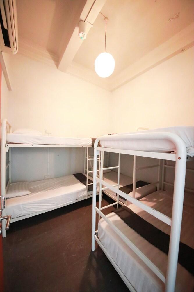 Moni Gallery Hostel - SG Clean
