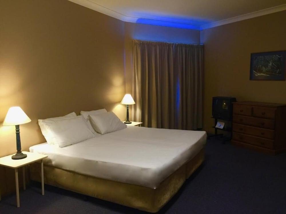 Man From Snowy River Hotel