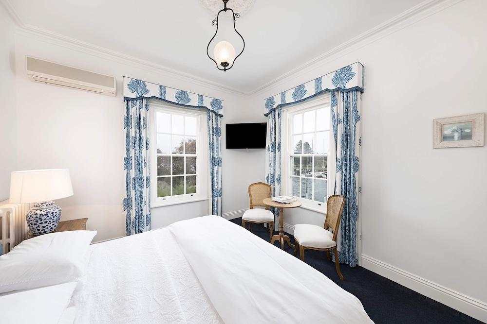 Oscars Waterfront Boutique Hotel